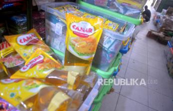 Stok minyak goreng kemasan di toko kelontong (ilustrasi). Pemerintah Kota Sorong, Provinsi Papua Barat, siap mengawasi distribusi minyak goreng bersubsidi di sana.