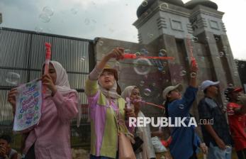 Aksi Piknik Nasional Rakyat Tagih 17+8 Tuntutan di Depan Gedung DPR