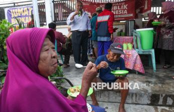 Aksi Berbagi Makanan dan Pakaian Bekas Gratis untuk Kaum Dhuafa