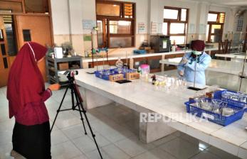 Merry Praditha (kanan), guru mata pelajaran kimia membuat video pembelajaran atau tutorial praktikum di laboratorium kimia analisis SMTI Yogyakarta, Senin (10/8). Semenjak pandemi Covid-19 diberlakukan pembelajaran jarak jauh dan untuk memudahkan siswa belajar dari rumah. Dan untuk mata pelajaran praktik guru membuat video tutorial praktikum untuk gambaran siswa. Sehingga saat belajar tatap muka sudah memiliki gambaran.