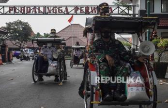 Satgas COVID-19 Kabupaten Purbalingga melakukan sosialisasi PPKM darurat dengan menggunakan becak, di wilayah kota Purbalingga, Jawa Tengah, Kamis (15/7/2021). Selain melakukan sosialisasi PPKM darurat dengan menyewa becak, satgas juga membagikan masker kepada warga yang tidak menggunakan masker serta memberikan bantuan sembako bagi warga yang sudah taat terhadap aturan PPKM darurat sebagai bentuk apresisai. 