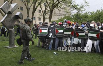 In Picture: Polisi Tangkapi Mahasiswa Pendukung Palestina di Kampus Institut Seni Chicago