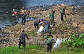 Anggota Linmas Lakukan Aksi Bersihkan Sungai Gelis Kudus