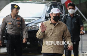 In Picture: Terjaring OTT, Bupati Kolaka Timur Abdul Azis Tiba di Gedung KPK