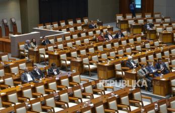 Sejumah anggota DPR mengikuti rapat paripurna ke-10 masa persidangan II tahun 2022-2023 di Kompleks Parlemen, Senayan, Jakarta, Kamis (17/11/2022). Dalam Rapat Paripurna tersebut DPR mengesahkan Rancangan Undang-Undang (RUU) tentang Pembentukan Provinsi Papua Barat Daya menjadi Undang-Undang (UU). Republika/Prayogi.