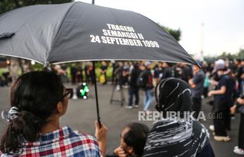 In Picture: Aksi Kamisan ke-833, Aktivis HAM Minta Tragedi Semanggi II Diusut Tuntas