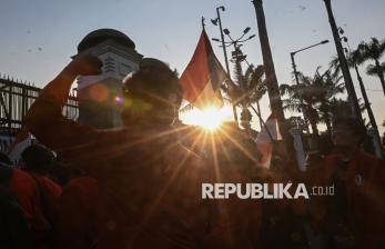 Mahasiswa Demo di DPR, Desak Pemerintah Turunkan Harga BBM dan Kebutuhan Pokok