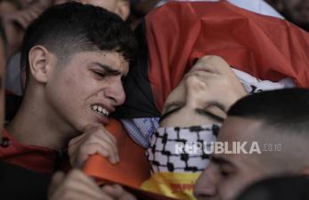 Pelayat Palestina membawa jenazah Akram Dweikat (17), yang tewas dalam bentrokan dengan pasukan Israel saat pemakamannya di kota Nablus, Tepi Barat, Ahad (15/10/2023).