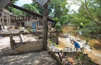 Puluhan Bangunan di Bantaran Kali Ciliwung Dibongkar