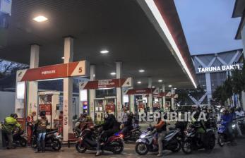 Sejumlah pengendara sepeda motor antre untuk mengisi bahan bakar minyak (BBM) di SPBU Pertamina Riau, Jalan LLRE Martadinata, Kota Bandung, Senin (29/8/2022). Pemerintah berencana akan menaikkan harga bahan bakar minyak (BBM) subsidi pertalite dan solar dalam waktu dekat imbas dari anggaran subsidi yang membengkak. Sementara itu pemerintah akan mengalihkan anggaran subsidi BBM untuk bansos yang mencapai Rp24,17 triliun. Republika/Abdan Syakura