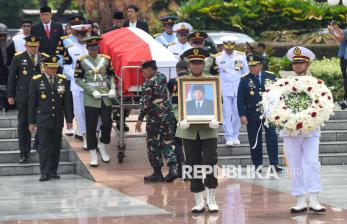 Mantan Menhan Juwono Sudarsono Dimakamkan Secara Militer di TMP Kalibata