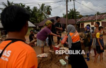 Semangat Relawan Baznas Bantu Korban Banjir dan Longsor di Tapteng