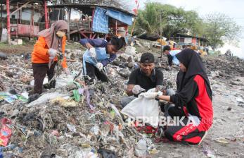Saat Ratusan Pelajar Bahu Membahu Bersihkan Sampah Pantai di Suramadu