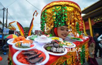 In Picture: Ragam Kuliner Minang Ditampilkan di Karnaval Kota Tua Padang