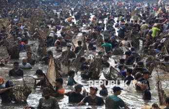 Sekali Setahun, Warga Kediri Panen Ikan Bersama dalam Tradisi Grobyak Ikan