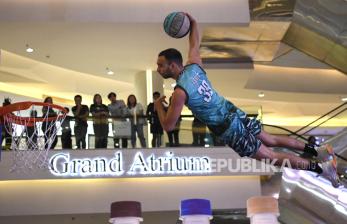 Atraksi Akrobatik <em>Slam Dunk</em> di Pusat Perbelanjaan
