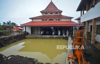 In Picture:  Warga Gelar Sholat Idul Adha di Lokasi Banjir Bandang Lahar Dingin Gunung Marapi