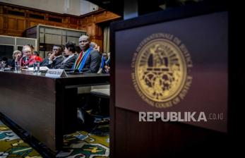  Menteri Kehakiman Afrika Selatan Ronald Lamola hadir saat akan digelar sidang kasus genosida terhadap Israel yang diajukan oleh Afrika Selatan  di Mahkamah Internasional (ICJ),di The Hauge, Belanda, (11/1/2024).