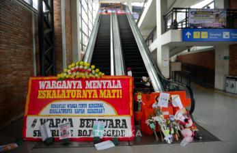 Eskalator Rusak Berbulan-bulan, Pengguna Skybridge Bojonggede Curhat Lewat Karangan Bunga dan Poster