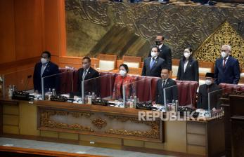 Ketua DPR Puan Maharani (tengah) bersama Wakil Ketua DPR (dari kiri) Rahmad Gobel, Lodewijk F Paulus, Sufmi Dasco Ahmad dan Muhaimin Iskandar saat akan memimpin Rapat Paripurna DPR Masa Persidangan IV Tahun Sidang 2021-2022 di Kompleks Parlemen, Jakarta, Selasa (15/3/2022). Rapat tersebut beragendakan pidato Ketua DPR pada Pembukaan Masa Persidangan IV Tahun Sidang 2021-2022. Prayogi/Republika.