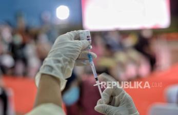 Tenaga kesehatan mengisi tabung suntikan sebelum menyuntikan vaksin booster atau vaksin penguat saat gelaran Vaksin Covid-19 Serentak di Gelanggang Olahraga Remaja (GOR) Radio Dalam, Jakarta Selatan, Selasa (8/3/2022). Vaksinasi tersebut serentak digelar di seluruh Indonesia yang diselenggarakan oleh Kepolisian Republik Indonesia dengan target penyaluran vaksin sebanyak 1.114.750 dosis. Republika/Thoudy Badai