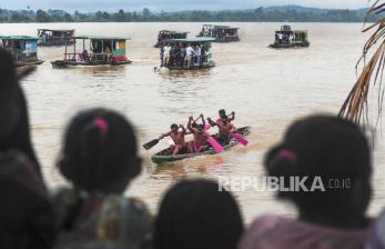 In Picture: Meriahkan Liburan Lebaran, Tradisi Lomba Sisir Perahu di Batanghari