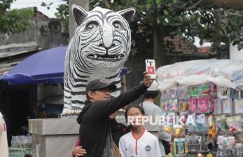 Patung Macan Putih Viral di Kediri Jadi Incaran Swafoto Warga