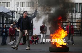 Tolak UU KUHAP Baru, Mahasiswa Bakar Ban di Depan DPRD Jabar