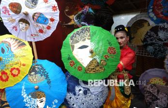 Warna-warni Payung Tradisional Semarakkan Festival Payung Indonesia 2025