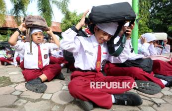 Belajar Siaga Bencana Sejak Dini, Siswa Banda Aceh Ikuti Simulasi Gempa dan Tsunami