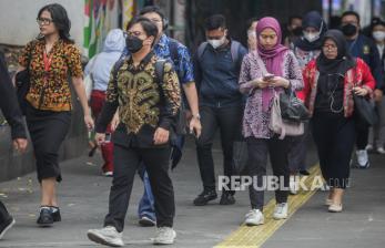 In Picture: Peringati Hari Batik Nasional, Warga Berangkat ke Kantor Pakai Batik   
