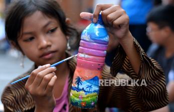 In Picture: Berlatih Seni Lukis Dengan Menggunakan Botol Plastik