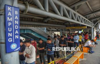 Khusyuknya Sholat Jumat Pertama Ramadhan di Peron Stasiun Kampung Bandan