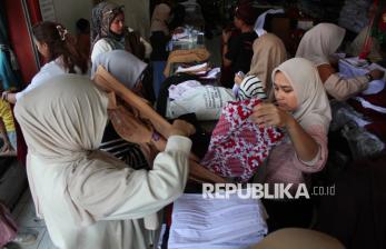 Pedagang Seragam Sekolah di Pasar Kosambi Bandung Kebanjiran Pembeli
