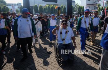 In Picture: Parade Kirab Api Peparnas XVII Tiba di Balai Kota Solo