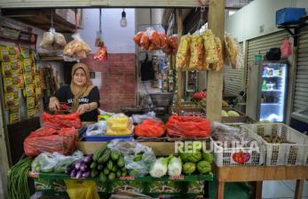 Ekonom Ungkap Kebijakan Pemerintah Bikin Daya Beli Melemah hingga Terjadi Deflasi