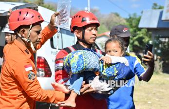 Korban Gempa M 7,7 di Manggarai Timur Dievakuasi dengan Helikopter ke Labuan Bajo