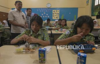 ﻿Wiranto Tinjau Dua Lokasi Uji Coba Makan Bergizi Gratis di Solo 