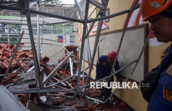 Hujan Lebat, Atap Bangunan SMAN 2 Gunungputri Ambruk