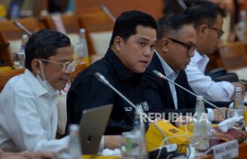   Menteri Badan Usaha Milik Negara (BUMN) Erick Thohir mengatakan transformasi BUMN menghasilkan kinerja positif dan berkontribusi besar untuk perekonomian Indonesia. Erick menyampaikan laba konsolidasi BUMN hingga kuartal III 2022 sudah mencapai Rp 155 triliun (belum diaudit).    Menteri BUMN Erick Thohir mengikuti rapat kerja dengan Komisi VI DPR di Kompleks Parlemen, Senayan, Jakarta, Senin (56/12/2022). 