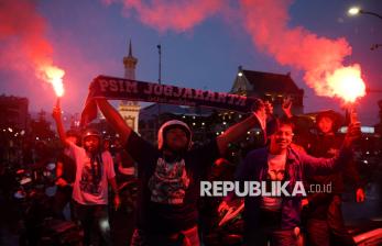 In Picture: Promosi ke Liga 1, Suporter PSIM Yogyakarta Tumpah Ruah di Tugu Pal Putih