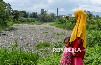 Sampah Kembali Penuhi Aliran Sungai Citarum Lama