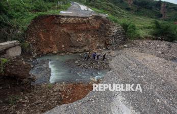 In Picture: Jembatan Penghubung di Hambalang Bogor Ambruk, Akses Jalan Terputus