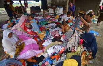 Pengungsi Memilih Pakaian Bekas di Agam