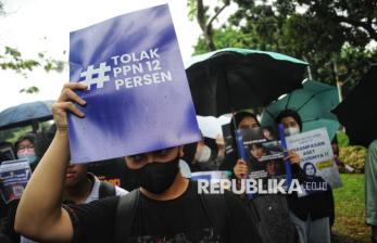 In Picture: Tolak Kenaikan PPN, Sejumlah Massa Gelar Aksi Demo di Depan Istana Negara