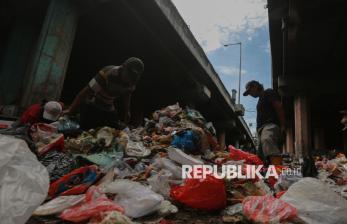 Tumpukan Sampah Penuhi Kolong Tol Tanjung Priok
