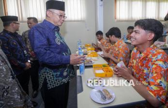 In Picture: Mendikdasmen Abdul Muti Tinjau Program Makan Siang Bergizi