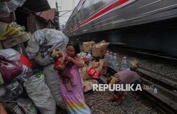 In Picture: Permukiman Warga di Bantaran Rel Akan Dipasangi Pagar Pembatas