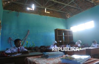 Miris, Siswa SDN Banyuwulu 4 Belajar di Ruang Kelas yang Rusak