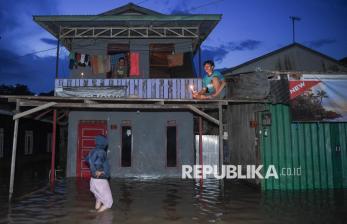 In Picture: Banjir Rendam Permukiman Warga di Samarinda, Warga Bertahan di Atap Rumah